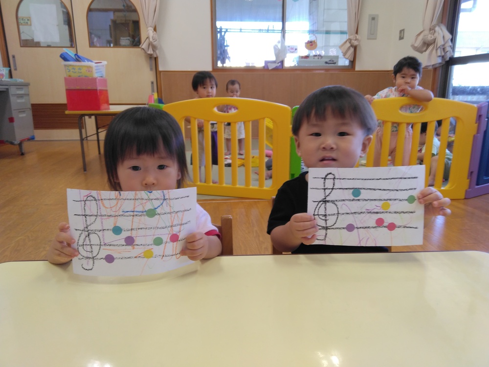 製作を見せる子ども⑵