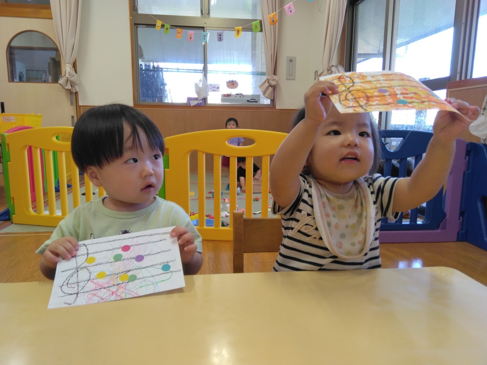 製作を見せる子ども⑶