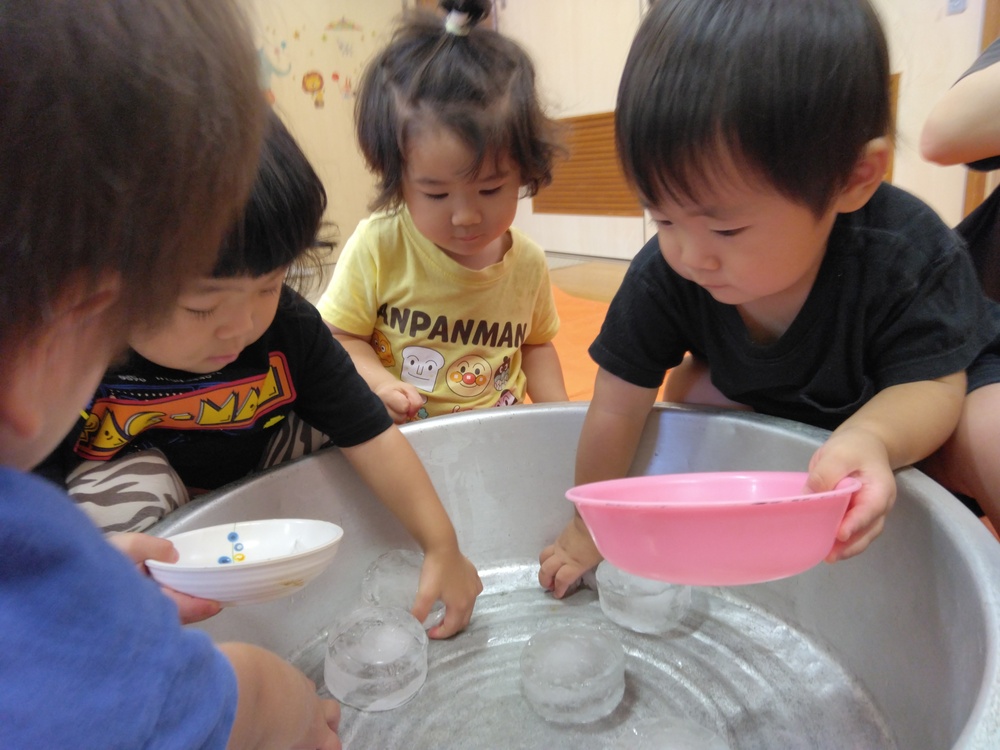 氷遊びの様子 (3)