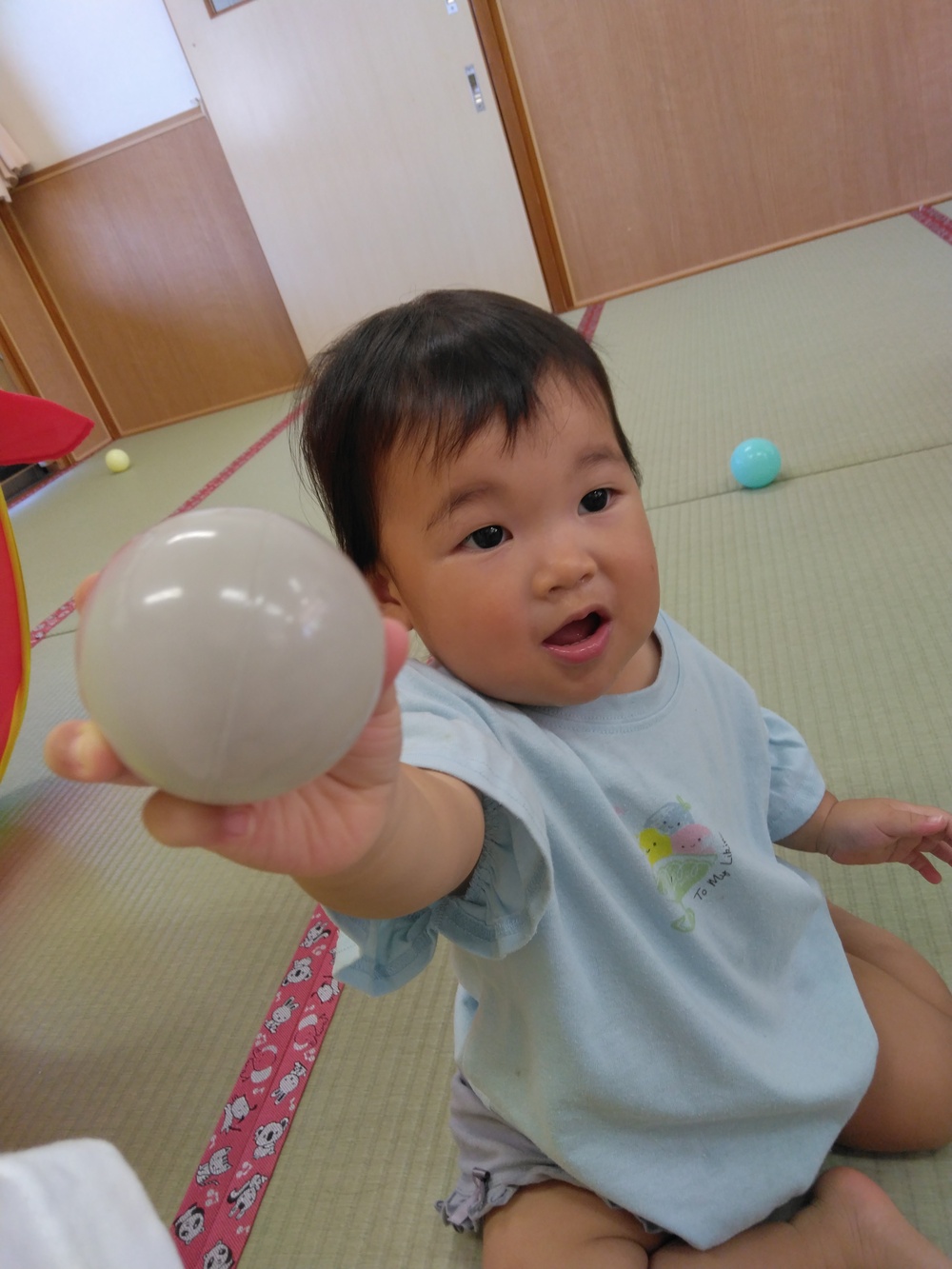 ボール遊びをする子ども　
