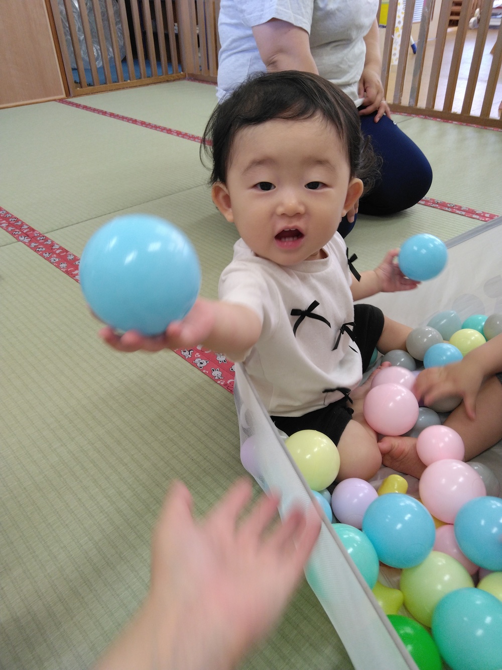 ボール遊びをする子ども　 (2)