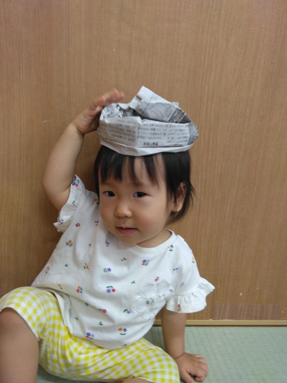 新聞紙で遊ぶ子ども⑷
