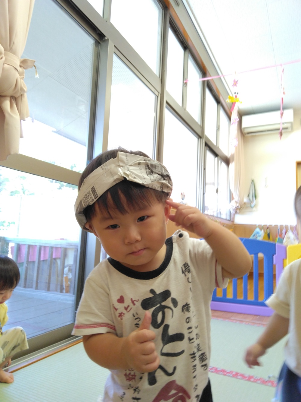 新聞紙で遊ぶ子ども⑸