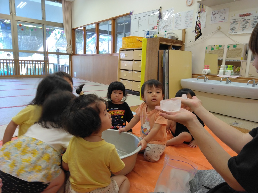 氷遊びの様子