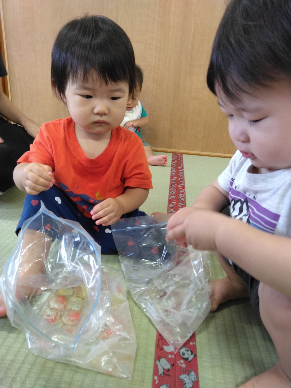氷で遊ぶ様子