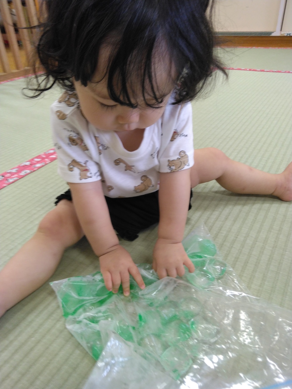 氷で遊ぶ様子2