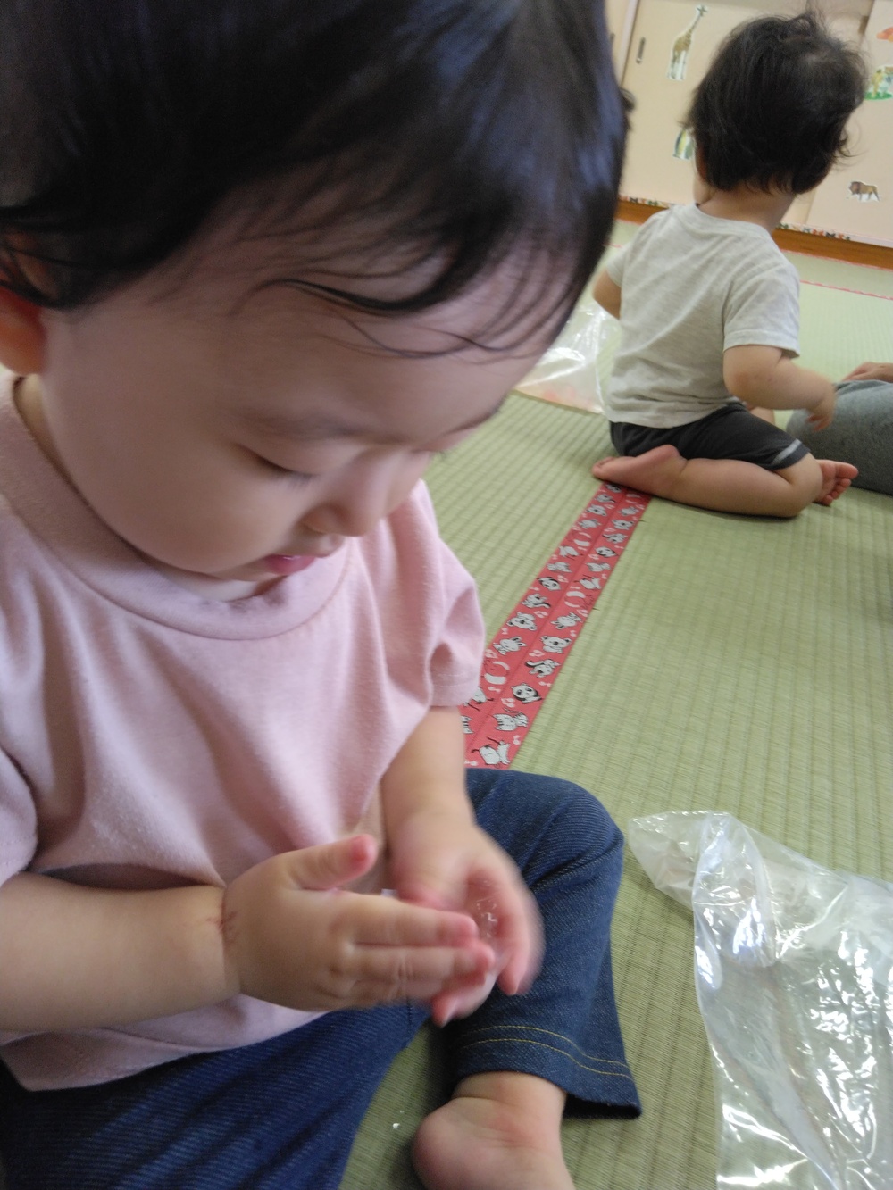 氷で遊ぶ様子4