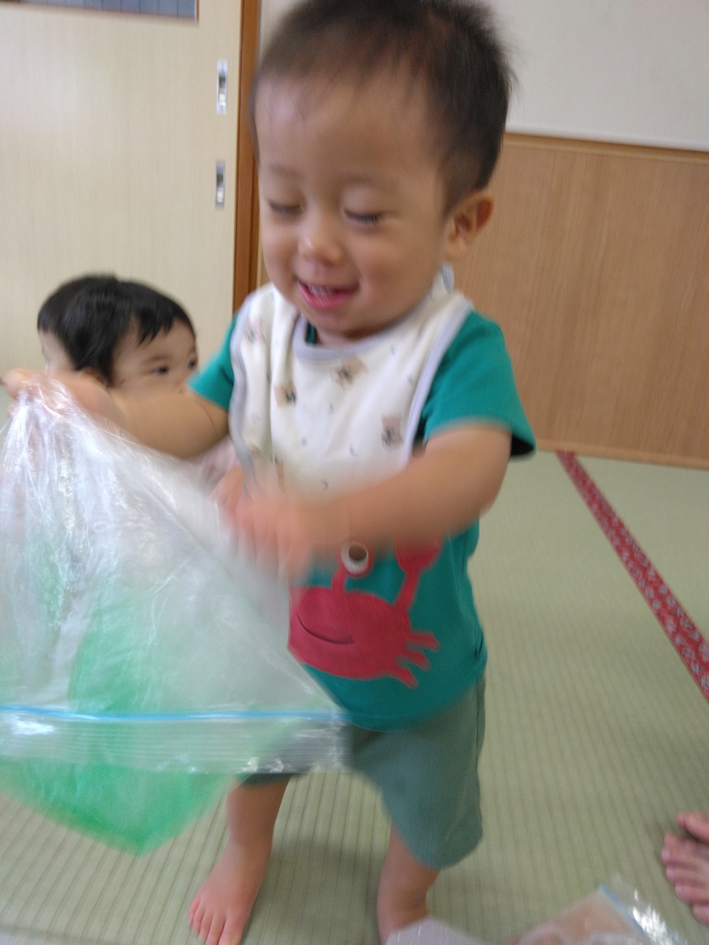 氷で遊ぶ様子6