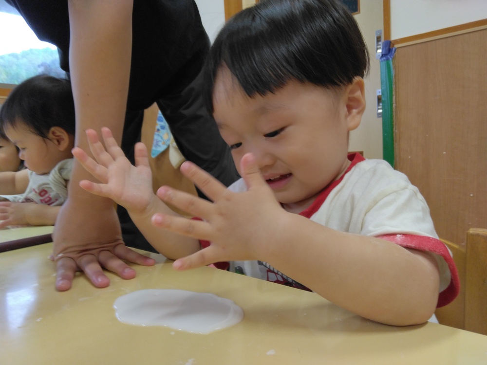 片栗粉粘土で遊ぶ子ども⑵