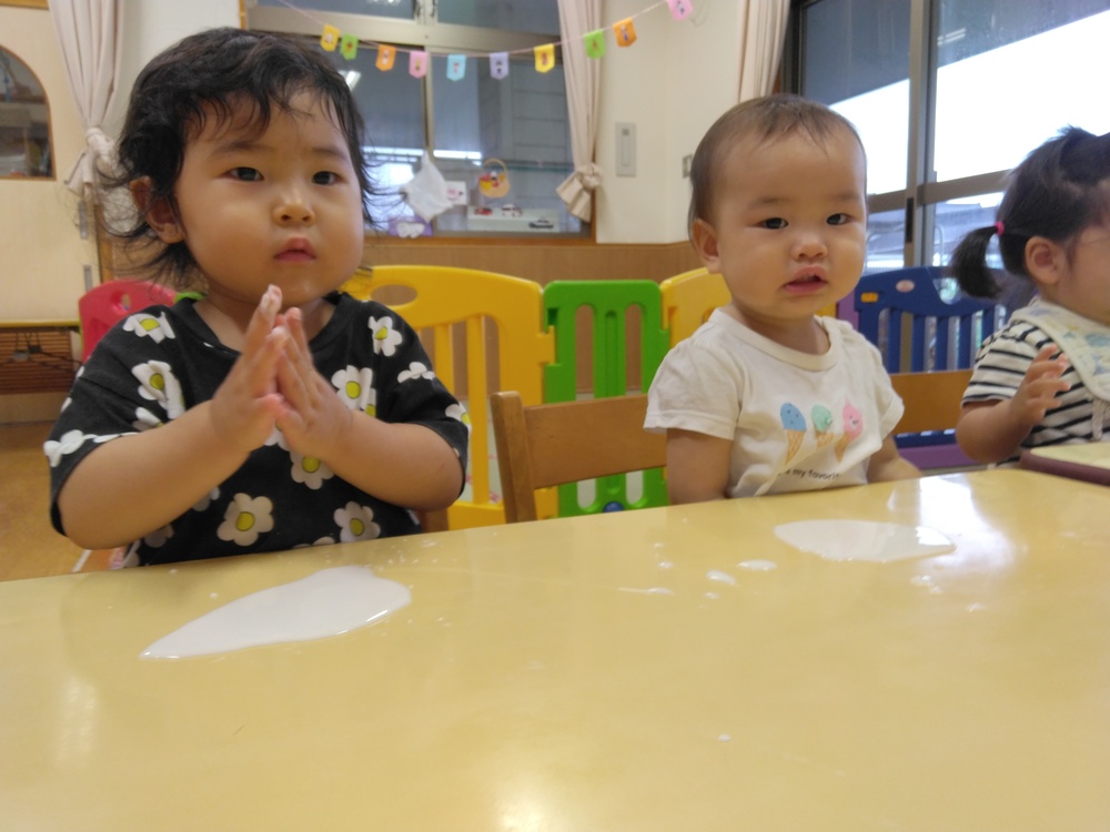 片栗粉粘土で遊ぶ子ども⑶