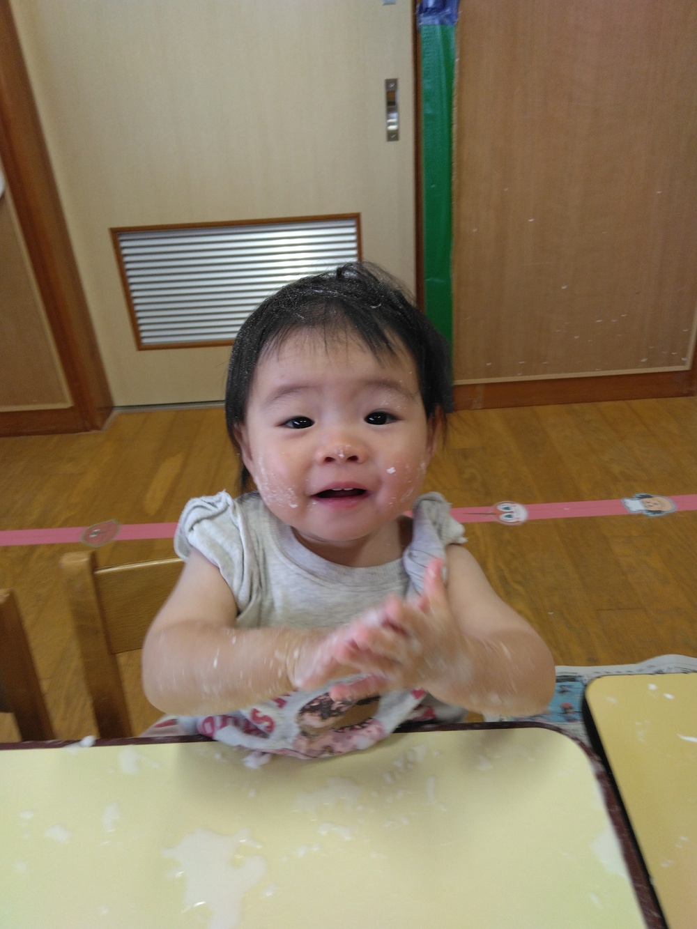 片栗粉粘土で遊ぶ子ども⑷