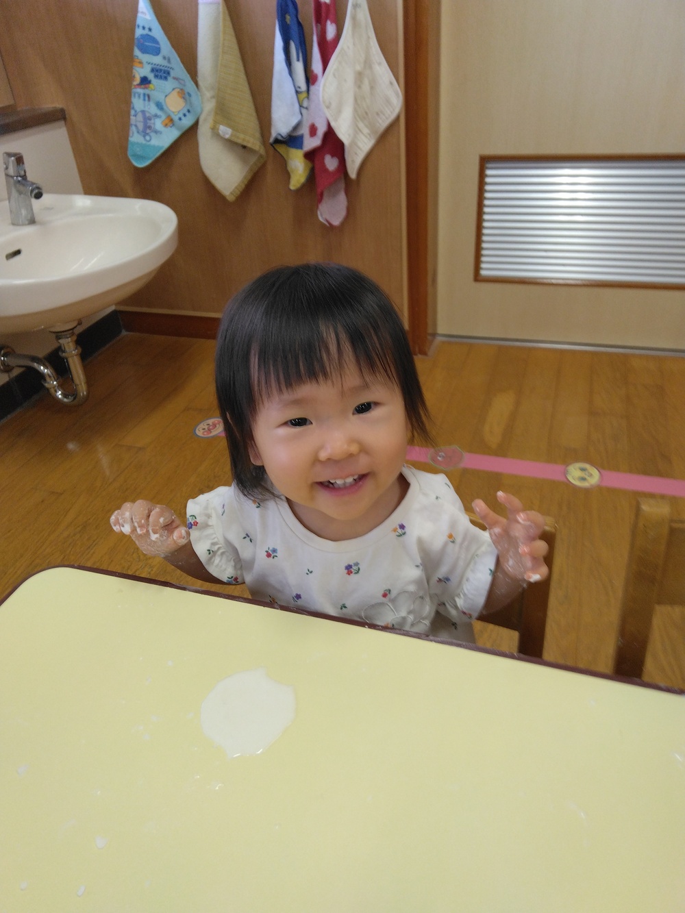 片栗粉粘土で遊ぶ子ども⑸