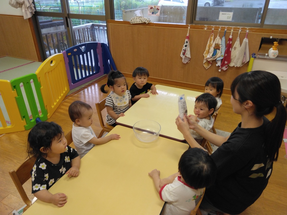 片栗粉粘土で遊ぶ子ども⑹