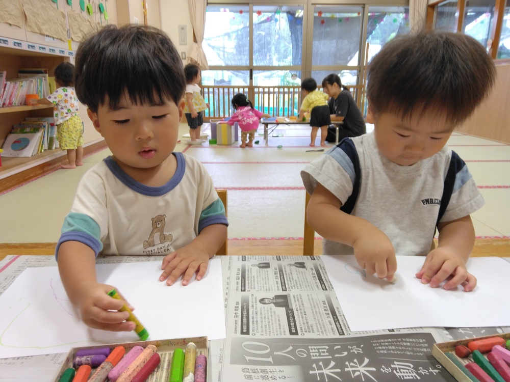お絵描きをする子ども (2)