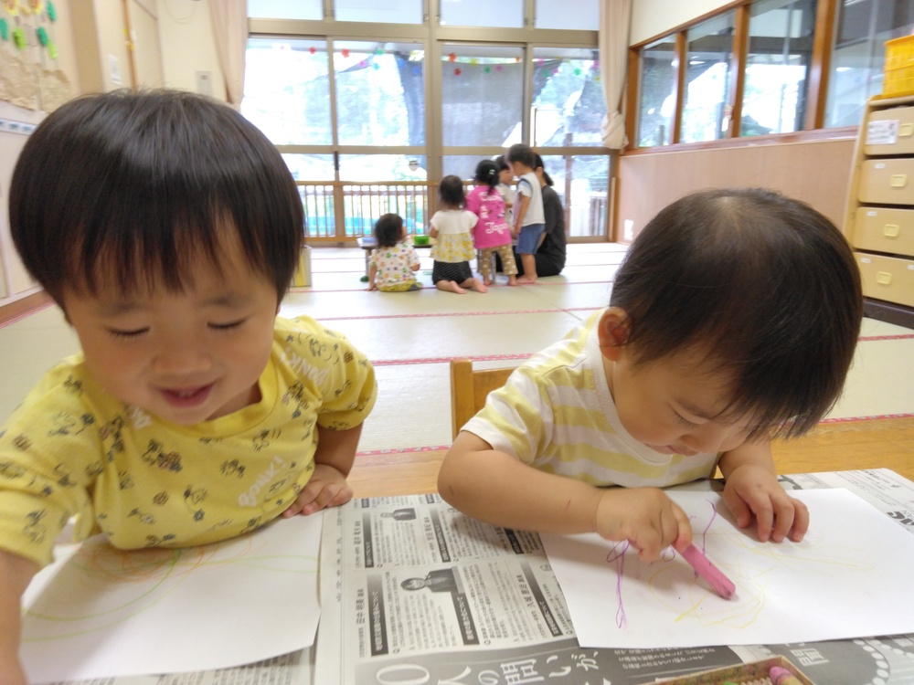 お絵描きをする子ども (3)
