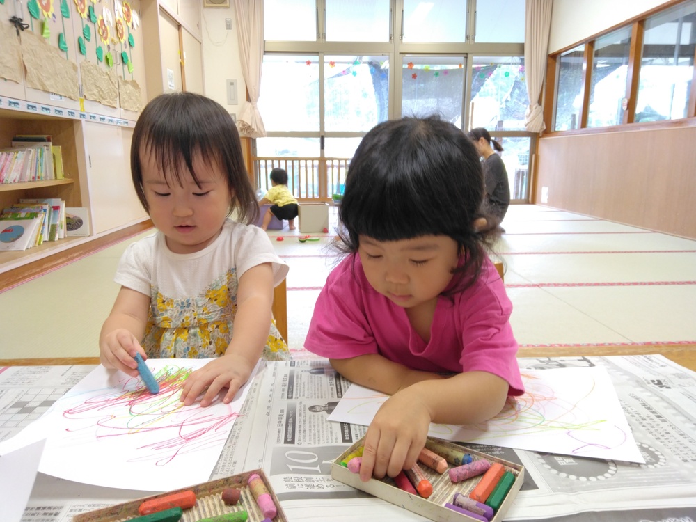 お絵描きをする子ども (5)