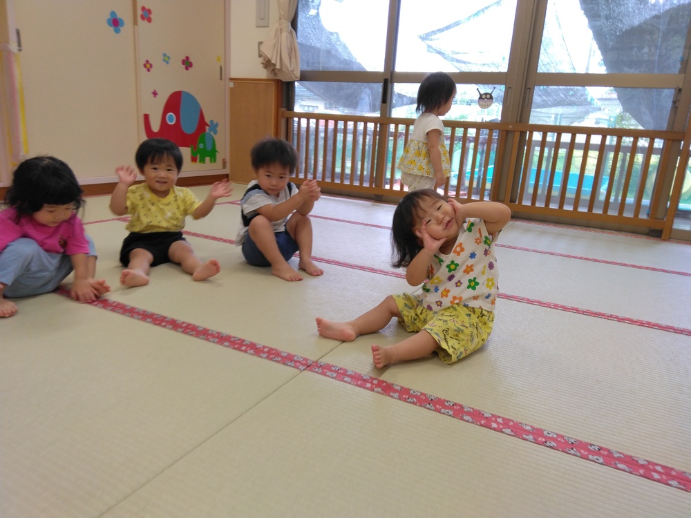 体操をする子ども
