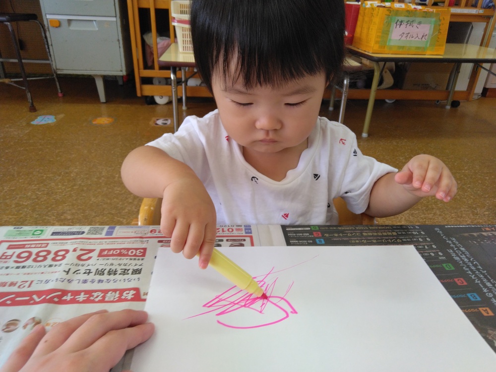 お絵描きをする子ども