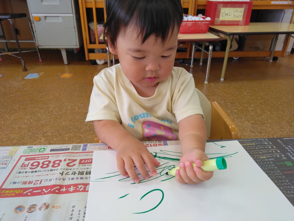 お絵描きをする子ども (2)