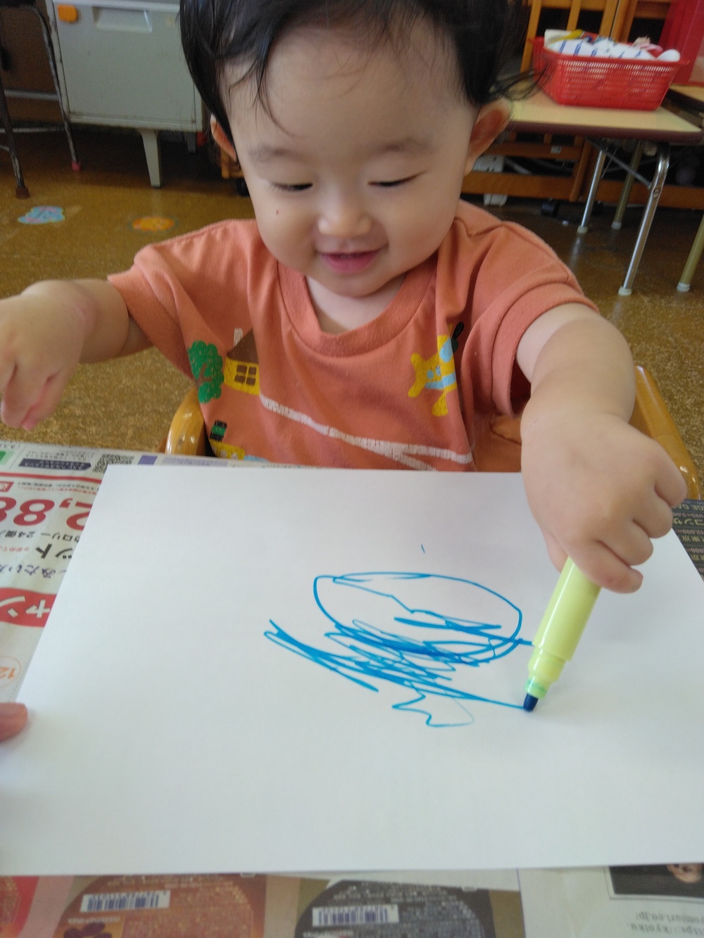 お絵描きをする子ども (3)