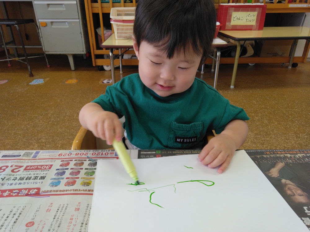 お絵描きをする子ども (4)