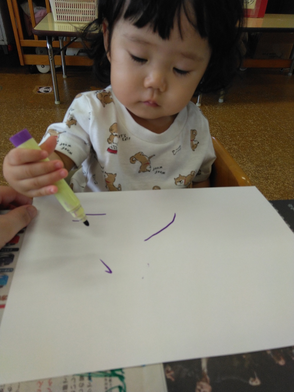 お絵描きをする子ども (5)