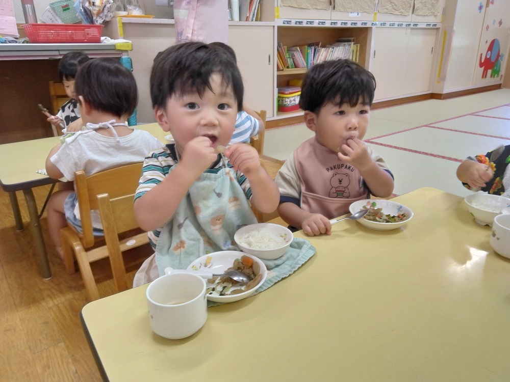 給食の様子 (1)