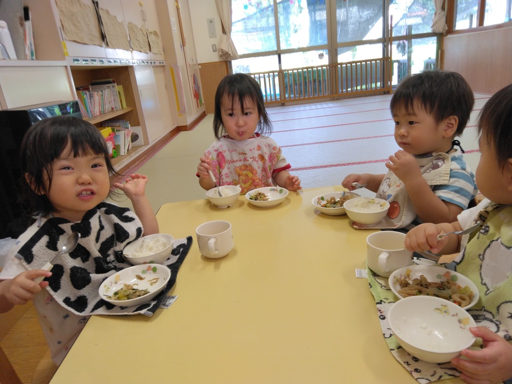 給食の様子 (2)