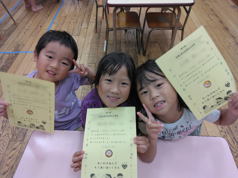 賞状をもらう様子4