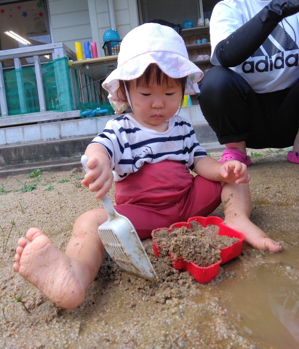 泥んこ遊びをする子ども⑴