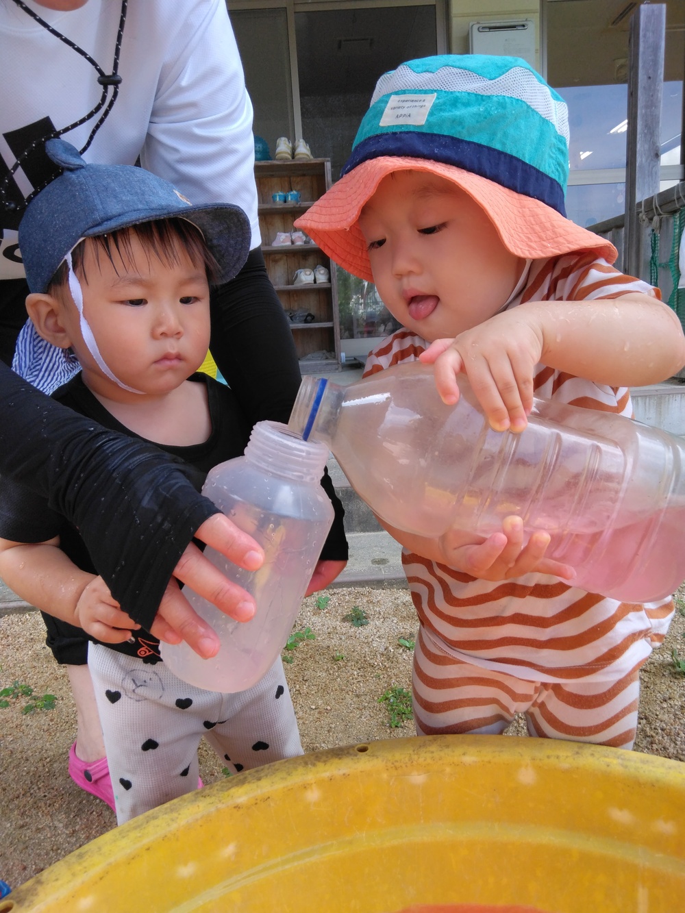 泥んこ遊びをする子ども⑶