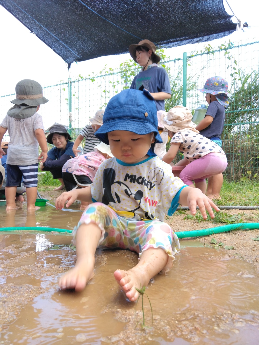 泥んこ遊びをする子ども⑷
