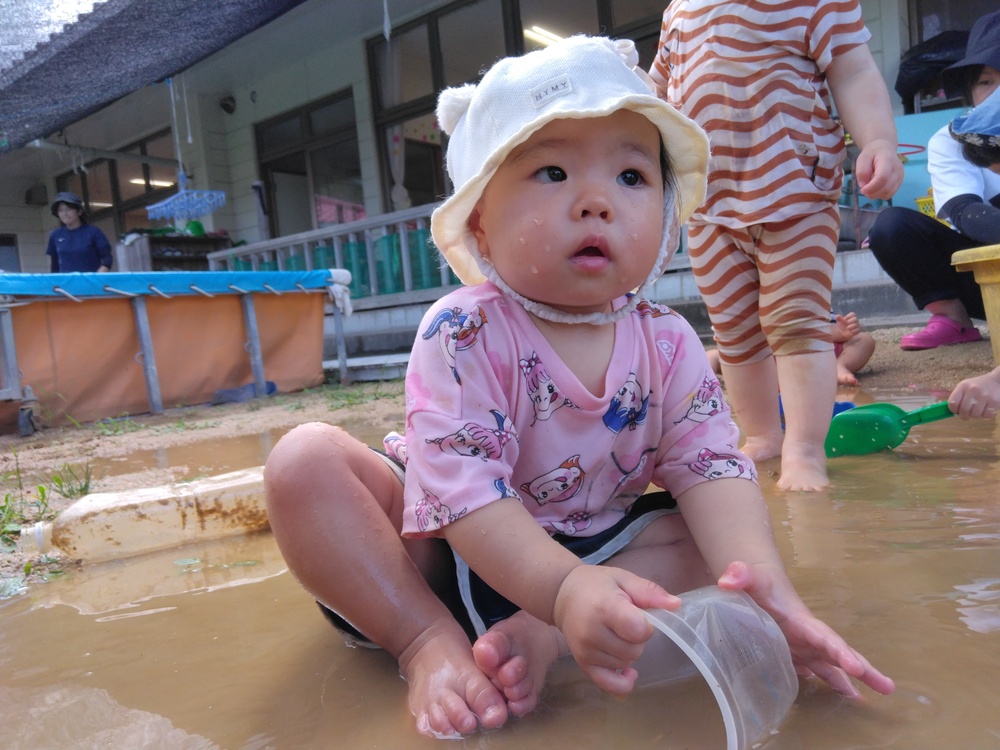 泥んこ遊びをする子ども⑸
