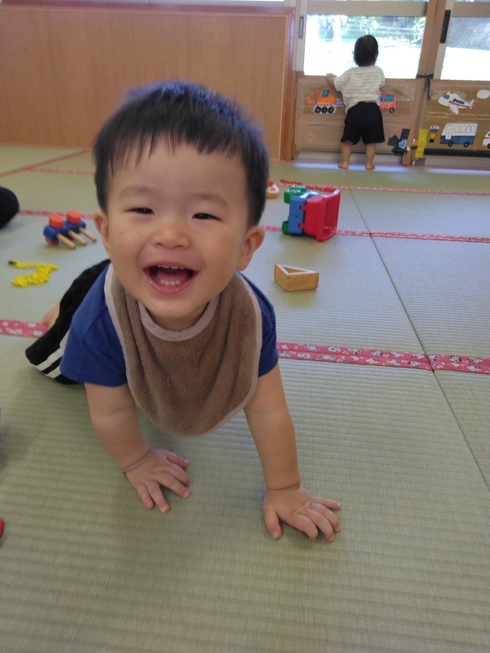 はいはいする子ども