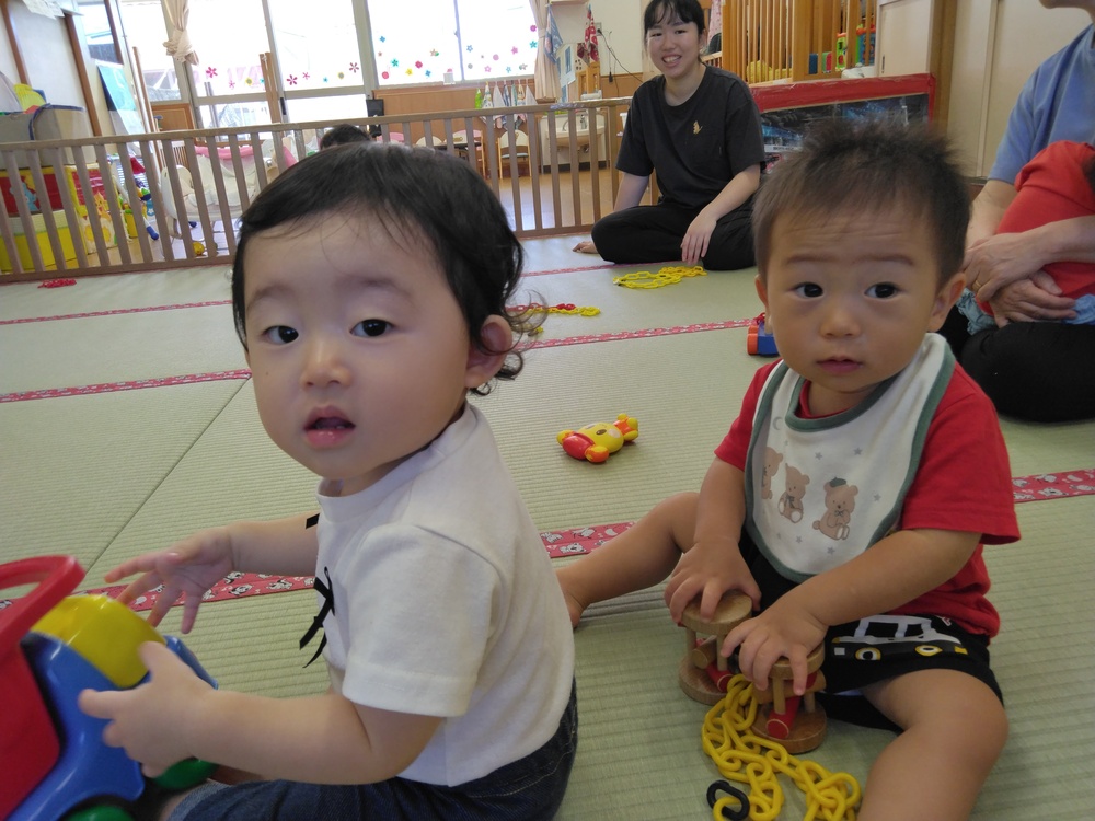 玩具で遊ぶこどもたち