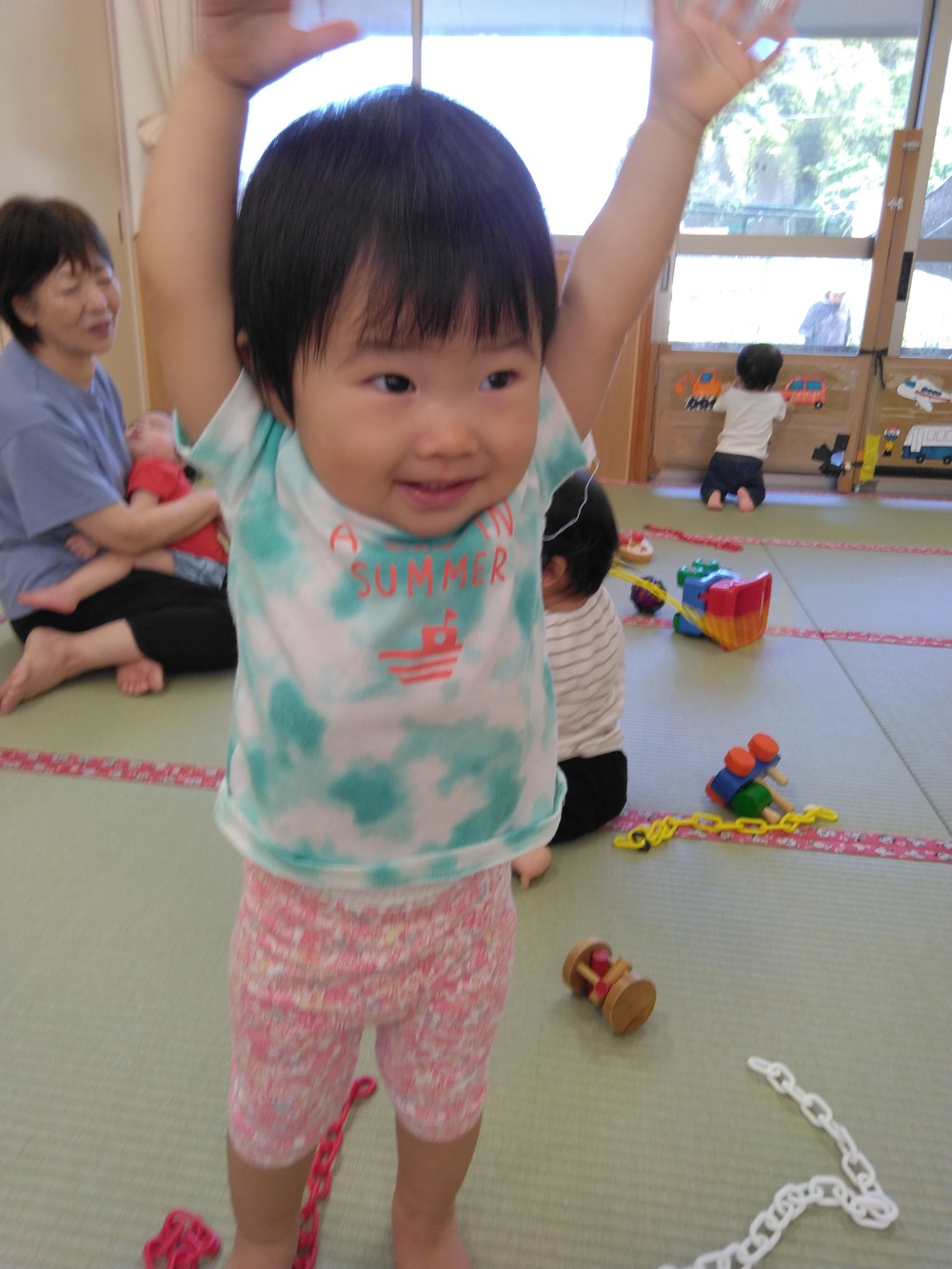踊っている子ども３