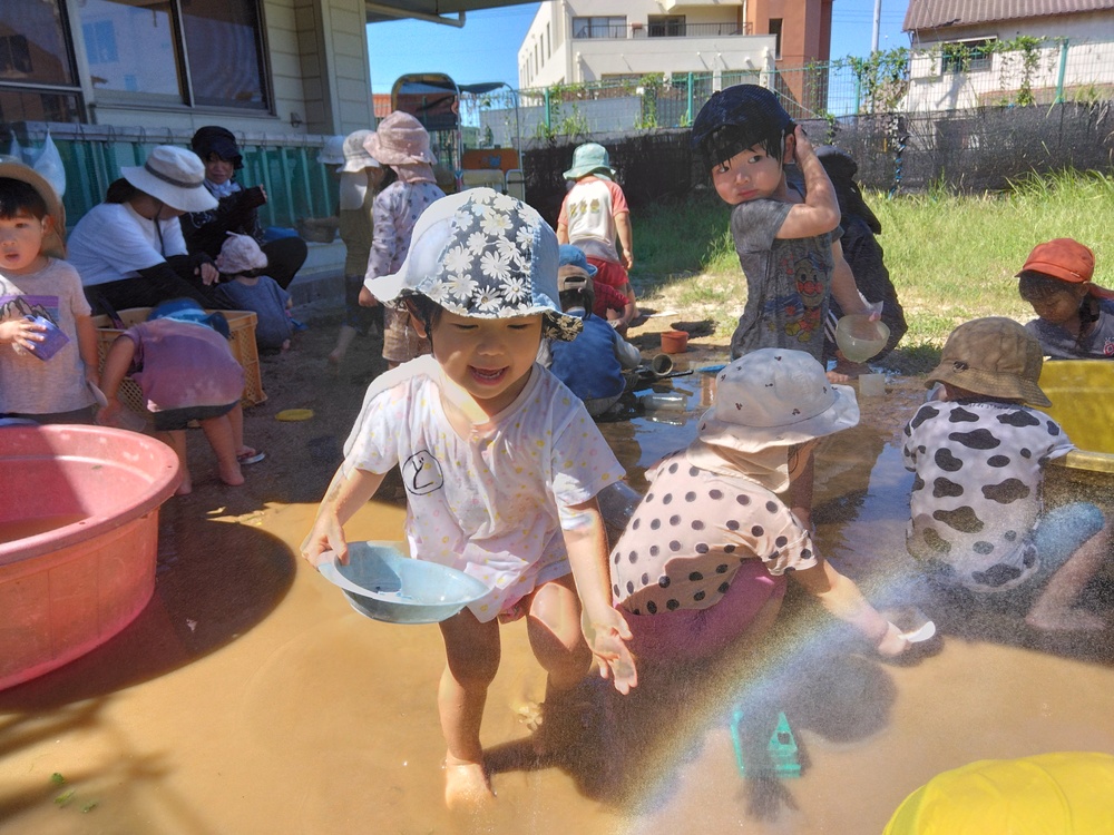 どろんこ遊びをする子ども (1)