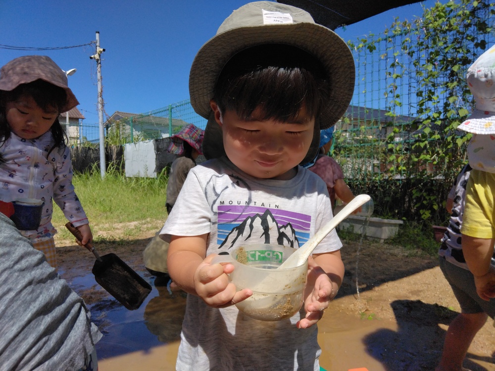 どろんこ遊びをする子ども (3)