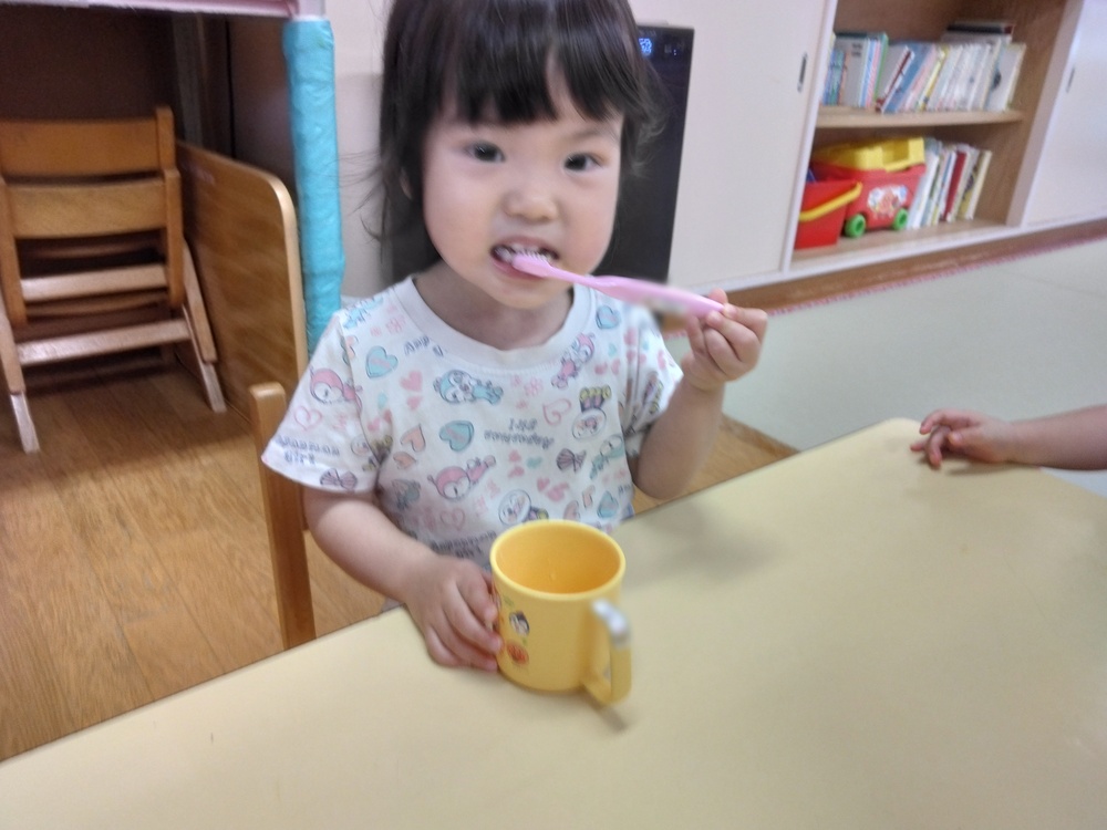 歯みがきをする子ども (1)