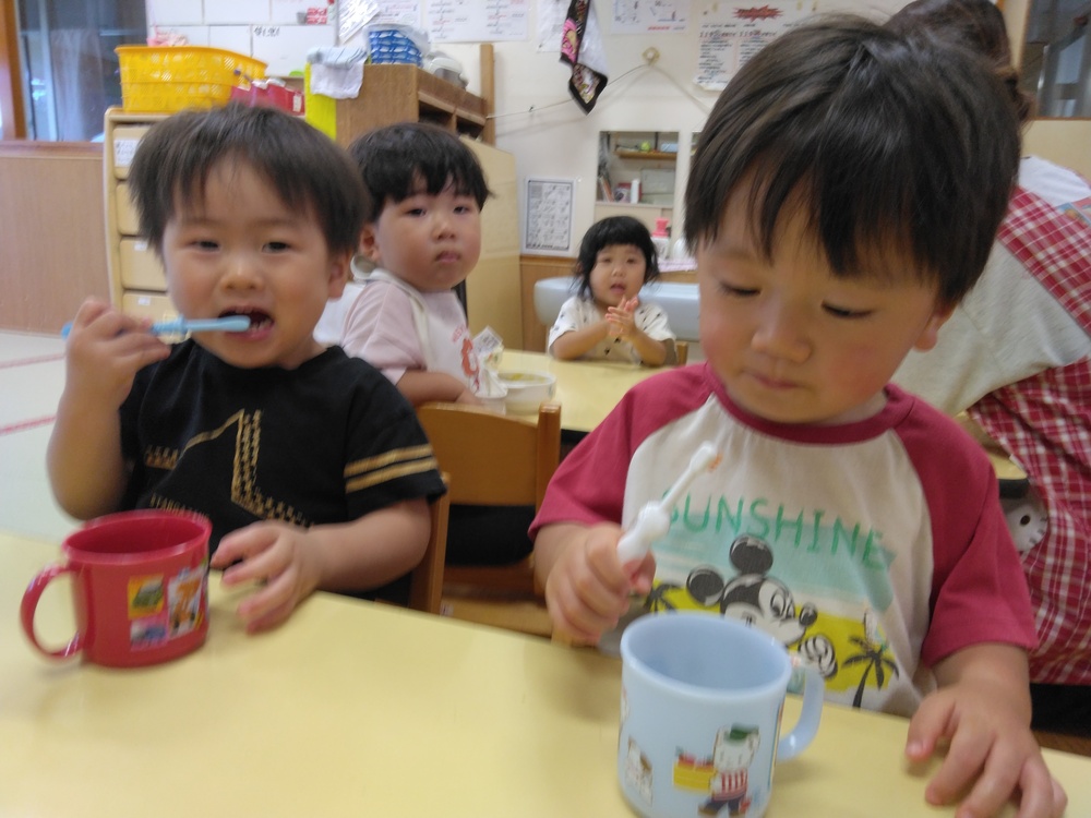 歯みがきをする子ども (2)