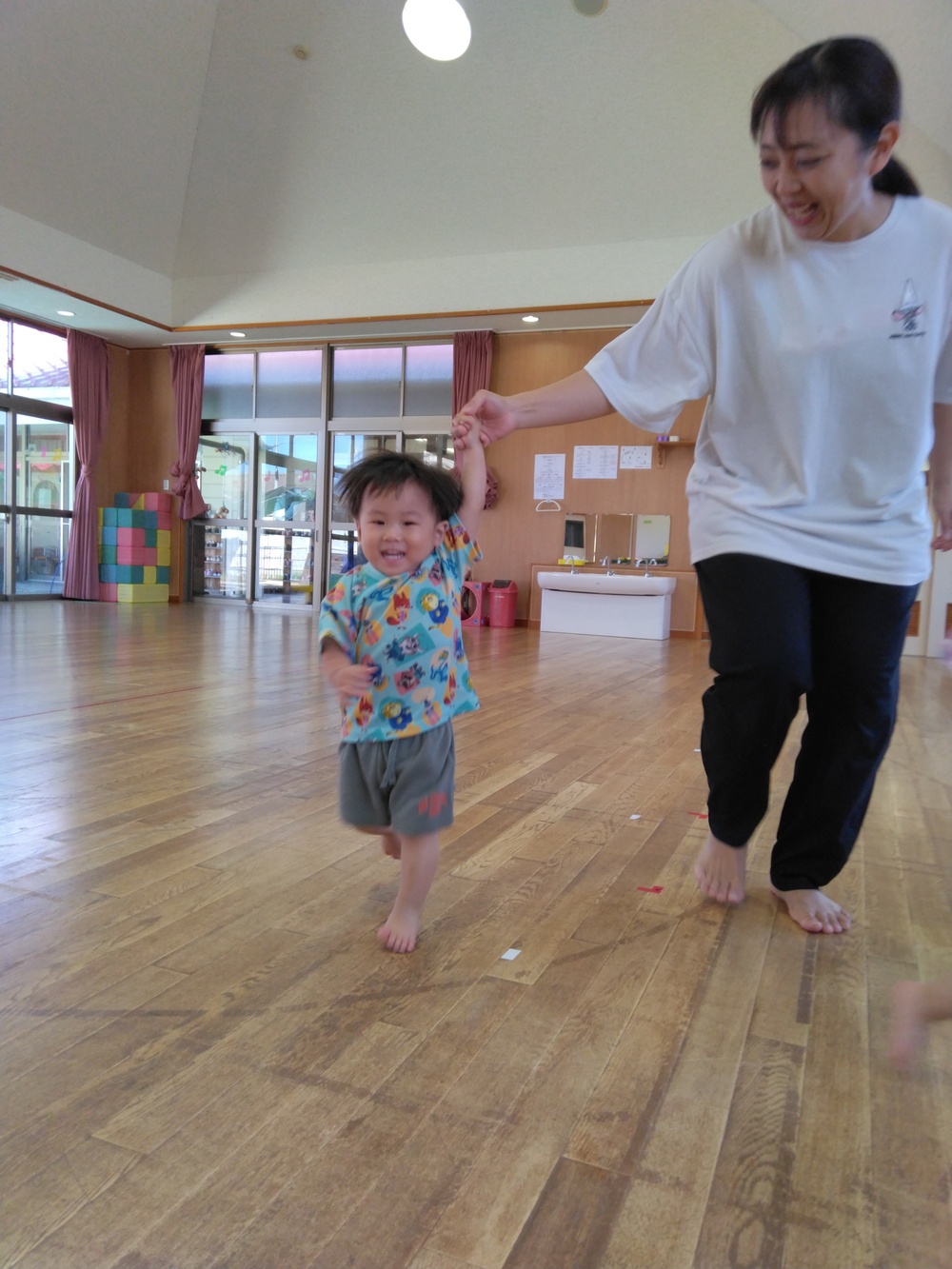 走る子ども⑴