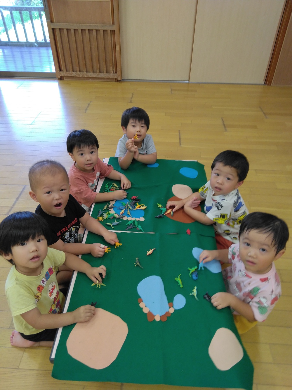 恐竜のフィギアで遊ぶ
