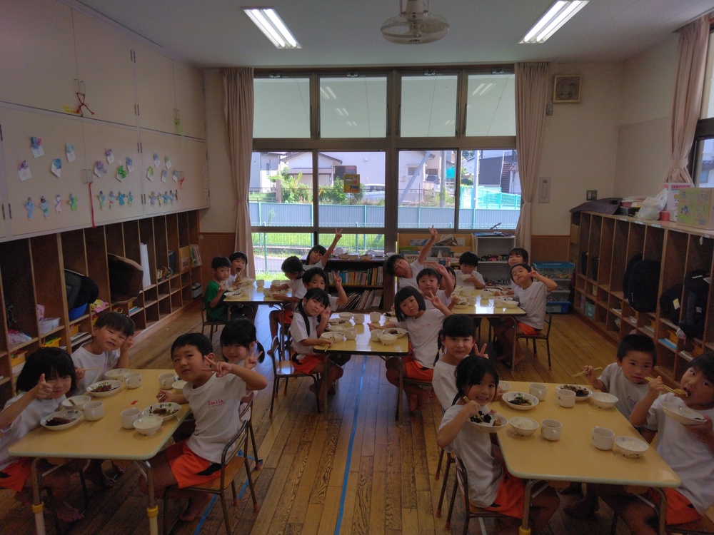 給食の様子１