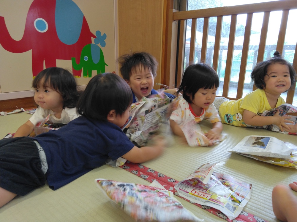 チラシで遊ぶ子ども (1)
