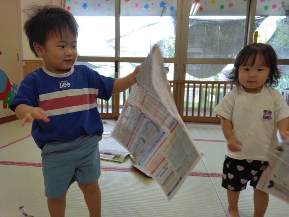 チラシで遊ぶ子ども (2)
