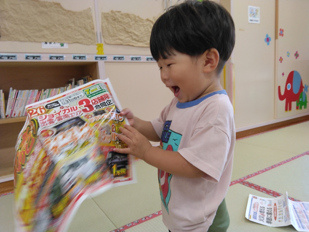 チラシで遊ぶ子ども (3)