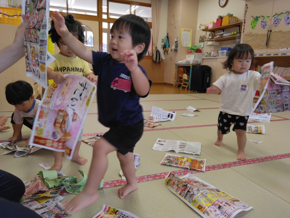 チラシで遊ぶ子ども (4)