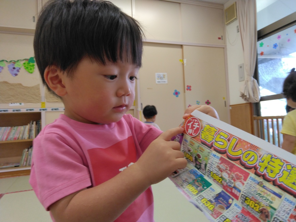 チラシで遊ぶ子ども (5)