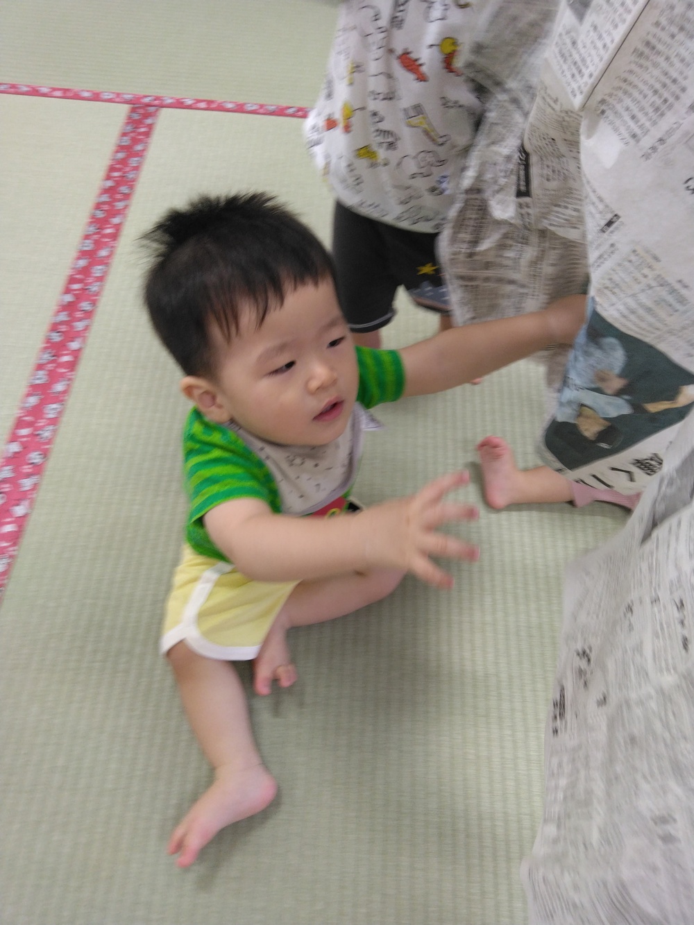 新聞紙で遊ぶこども