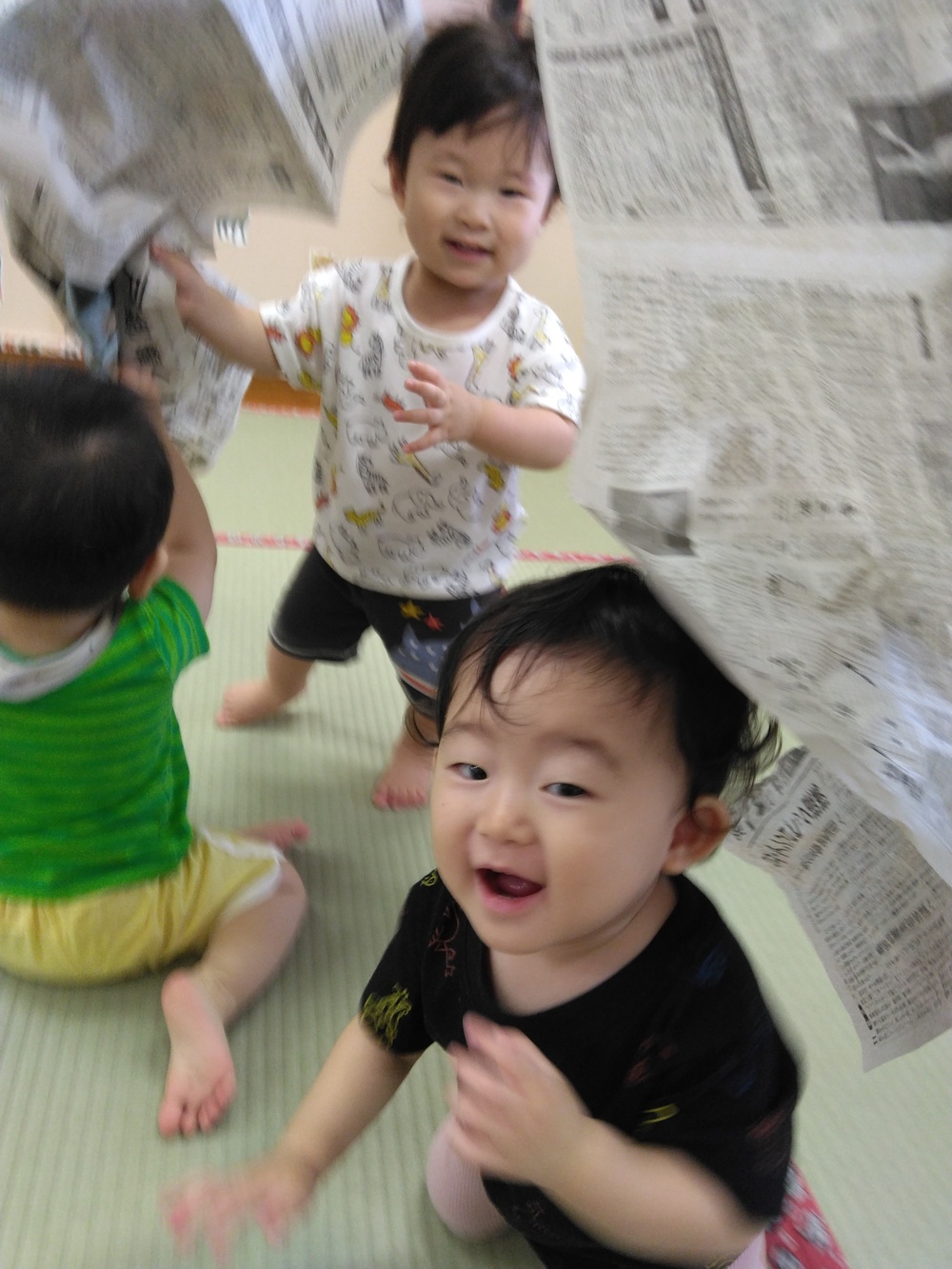 新聞紙で遊ぶこども2